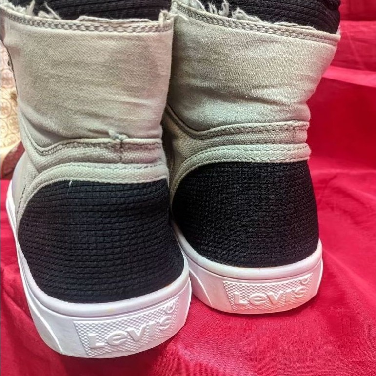 Sepatu Levis size 43