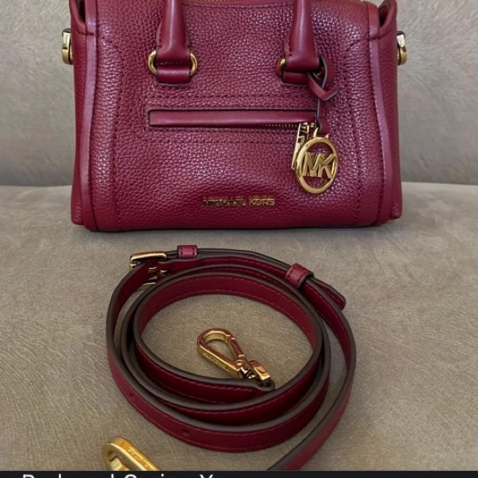 Preloved Carine Xs Warna: Mulberry / maroon Ukuran: 21,5 x 11 x 15cm Kondisi: good condition