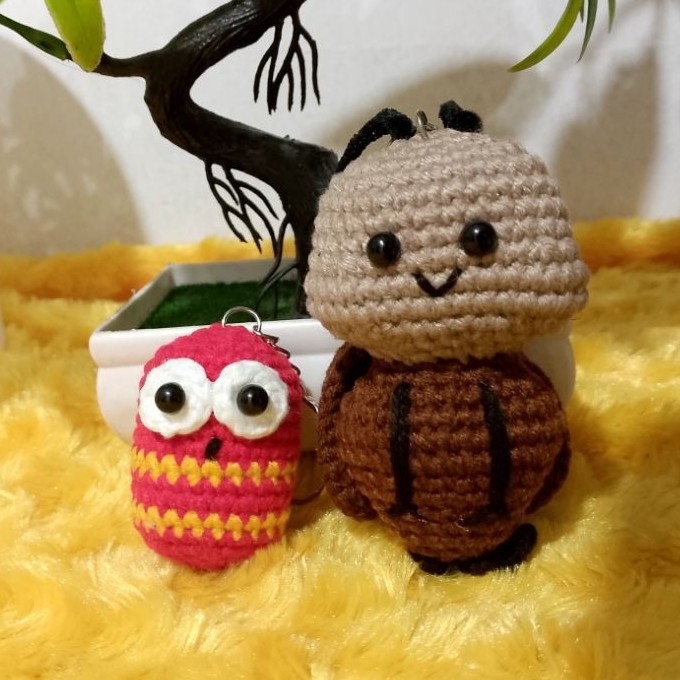 Larva merah dan kumbang rajut handmande , gantungan kunci tas dll