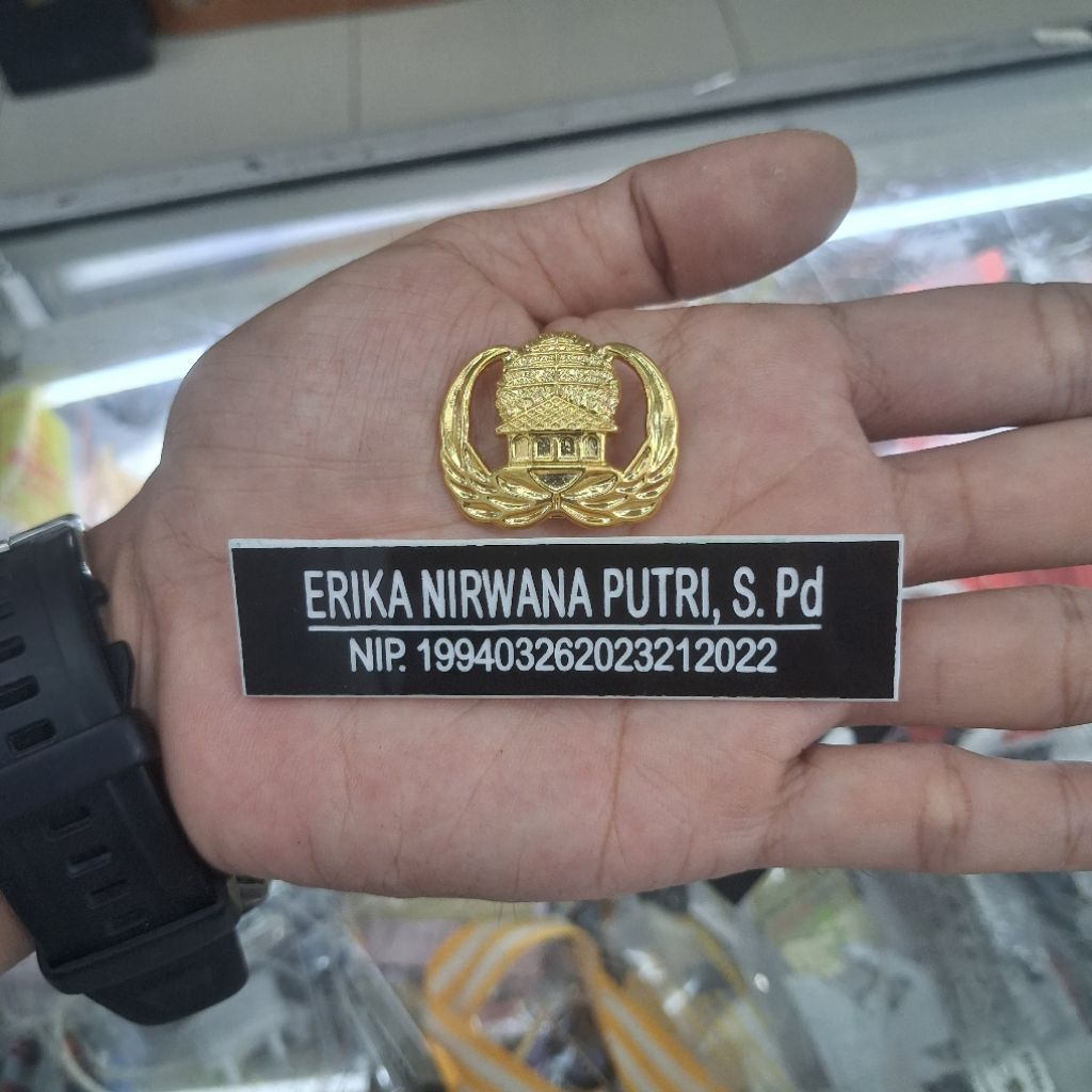 Papan Nama Akrilik / Name Tag Akrilik Custom & Pin Logo KORPRI Emas (Satu Paket / Set Name Tag + Pin
