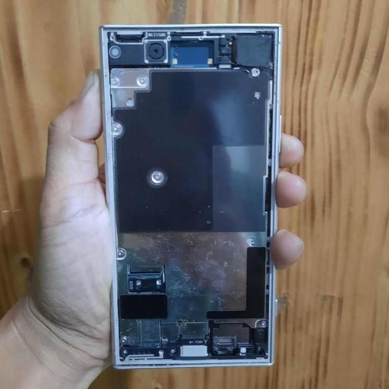 unit Sony Xperia XZ1 4/64 minus lcd. mesin hidup