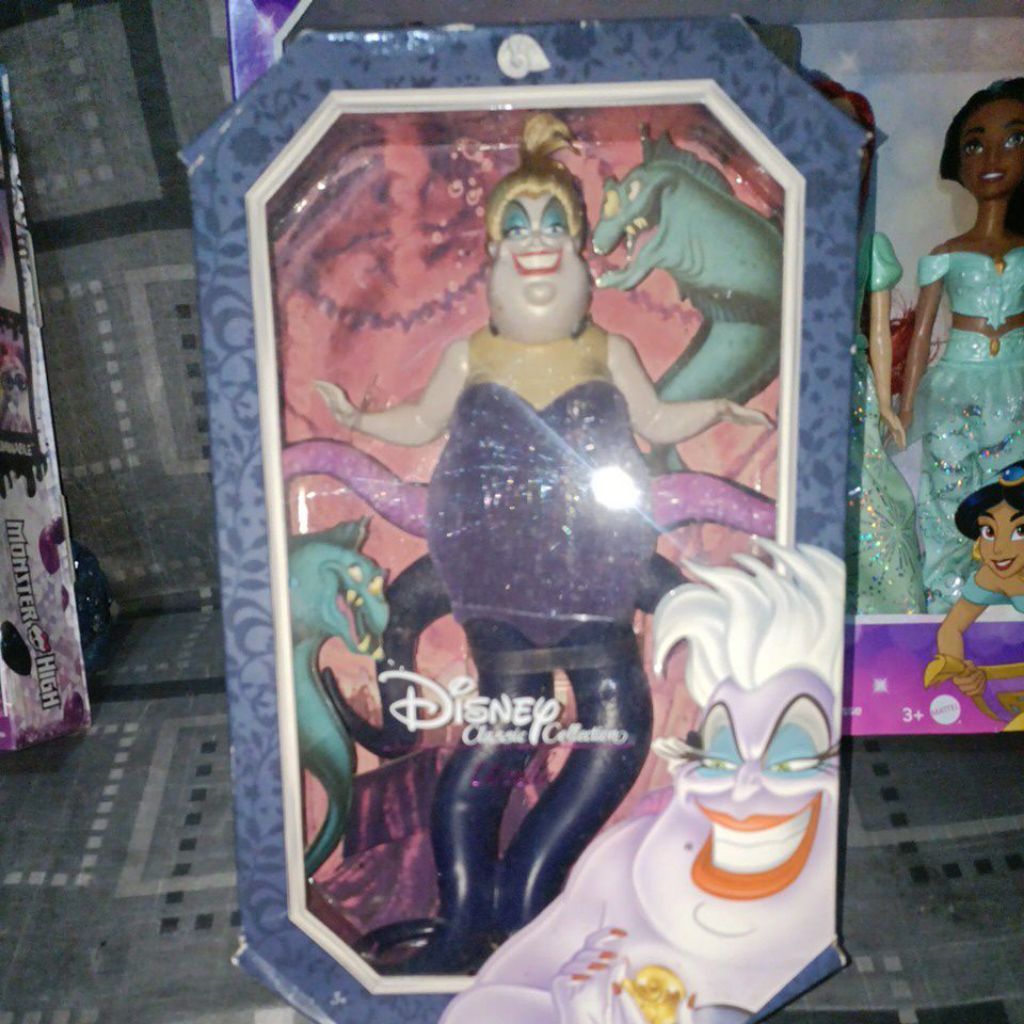 Boneka Disney Classic Collection Ursula dalam kotak display