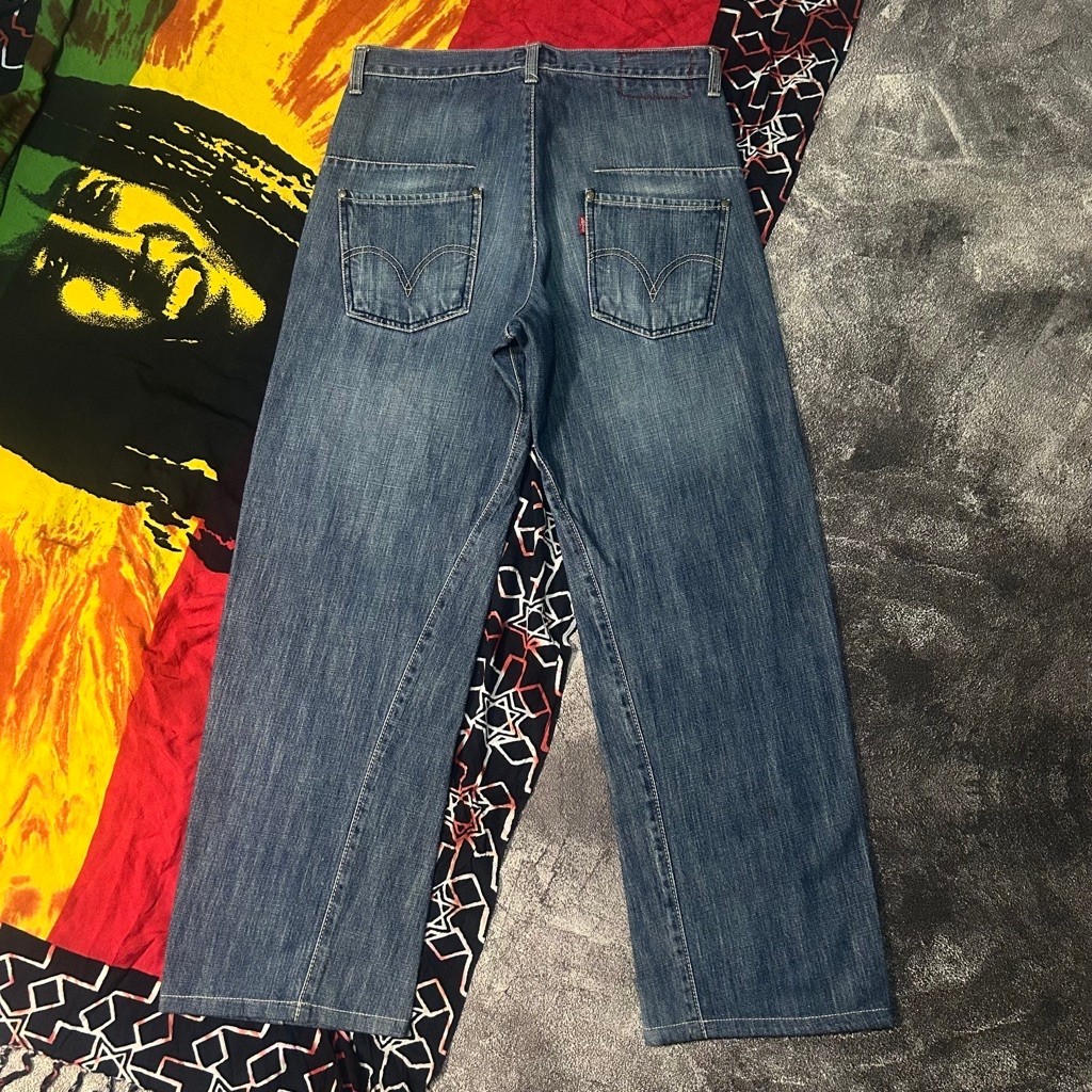 Celana Jeans Second “Levi’s Engineered Twisted Seams Loose Fit Faded Relaxed Blue Jeans”