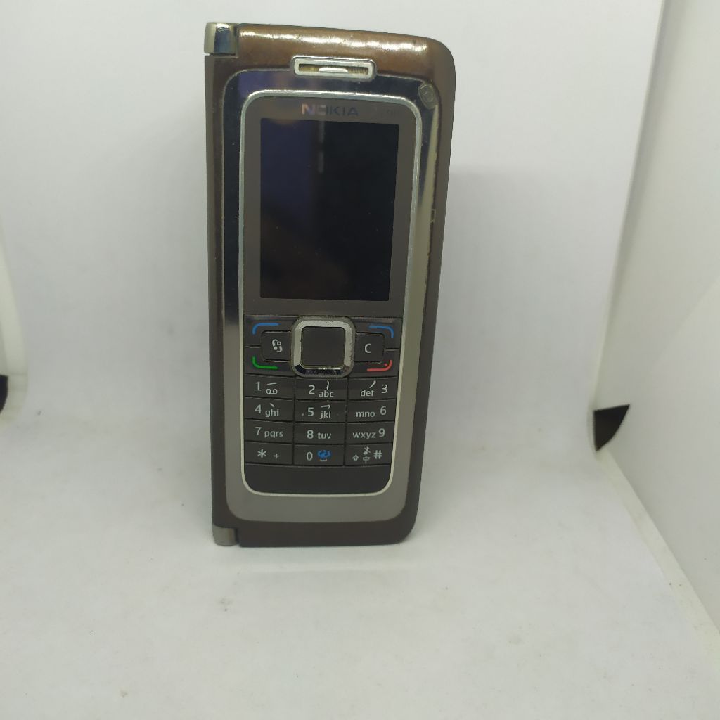 Judul: HP Nokia E90-1 Type RA-6 Communicator Jadul – Mesin Hidup – LCD Dalam Garis – LCD Luar Mati
