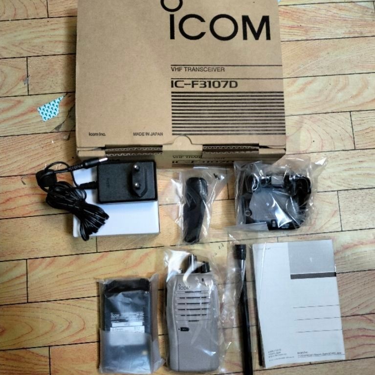 ICOM VHF Transceiver IC-F3107D Radio Handheld dengan Charger dan Antena