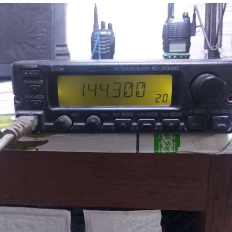 ICOM FM Transceiver IC-2000 Radio Handheld dengan LCD 144.300 MHz