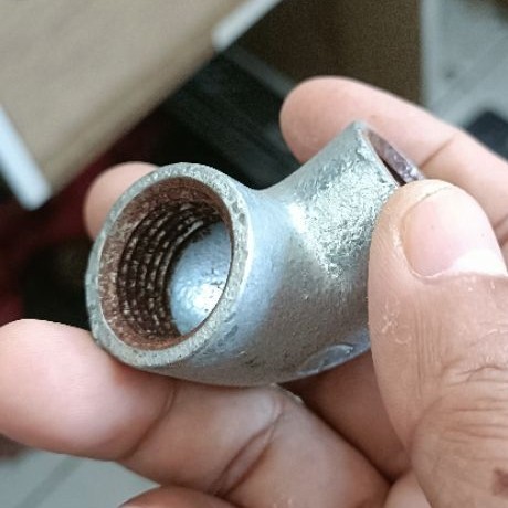 Konektor Pipa Elbow Galvanis untuk Instalasi Air