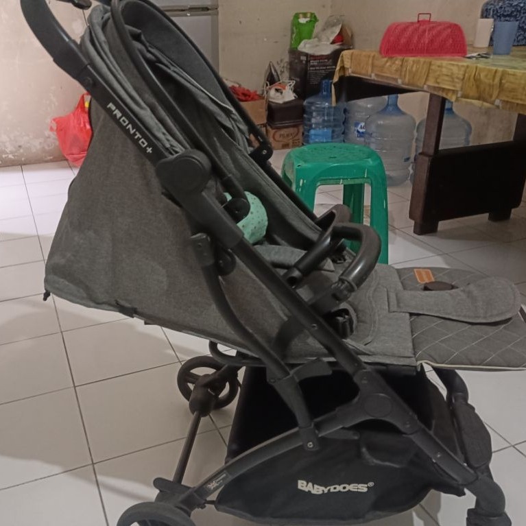 Stroller Bayi BABYDOES Pronto+ warna abu-abu dengan sandaran dan roda