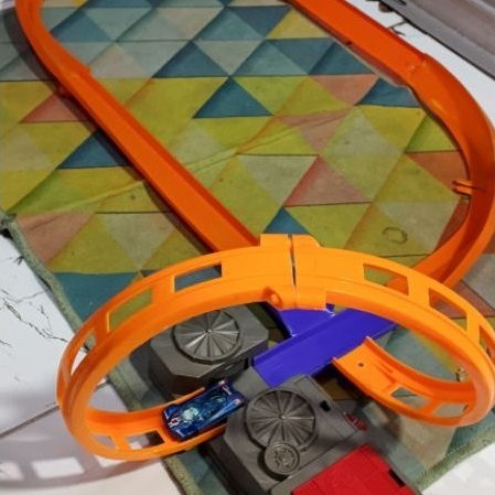 track hotwheels set Booster sudah termasuk adaptor (kondisi Second)