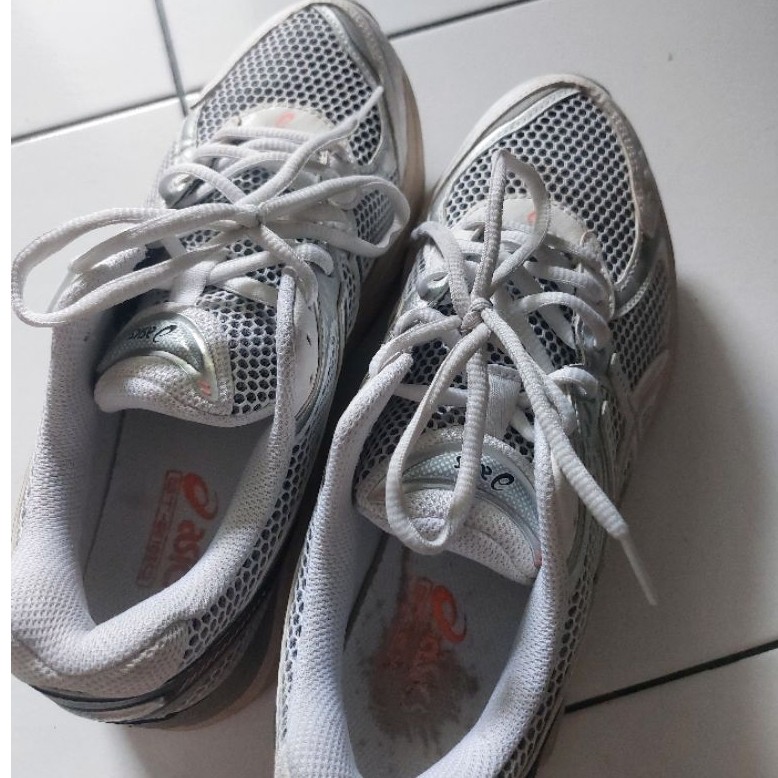 sepatu asic second