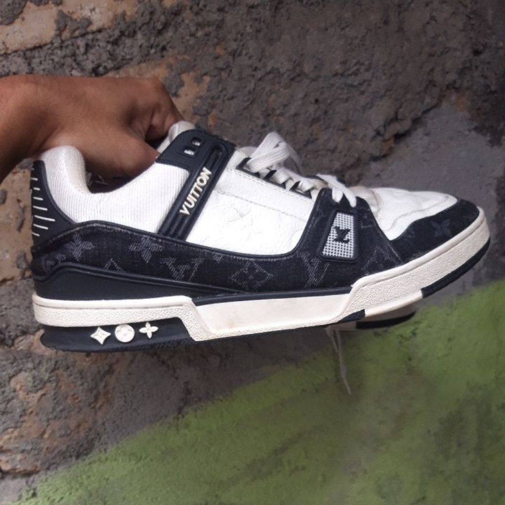 sepatu LV Trainer Black White second