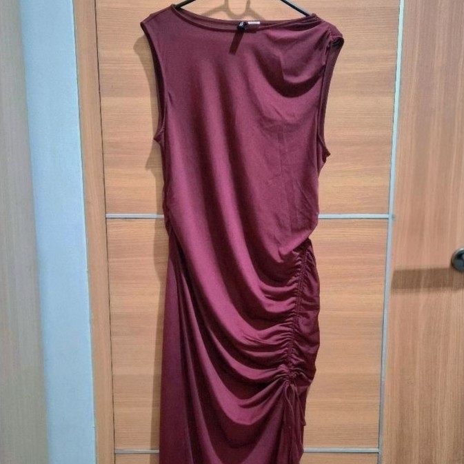 dress maroon hnm tanpa lengan