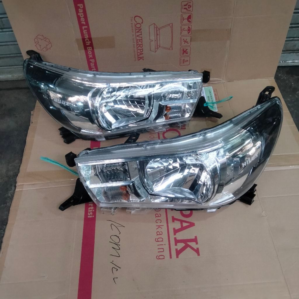 headlamp lampu depan Toyota Hilux revo 2015-2020