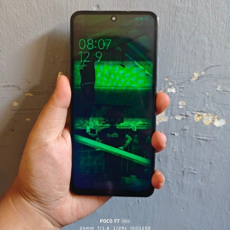 poco f3 8/256 minus lcd