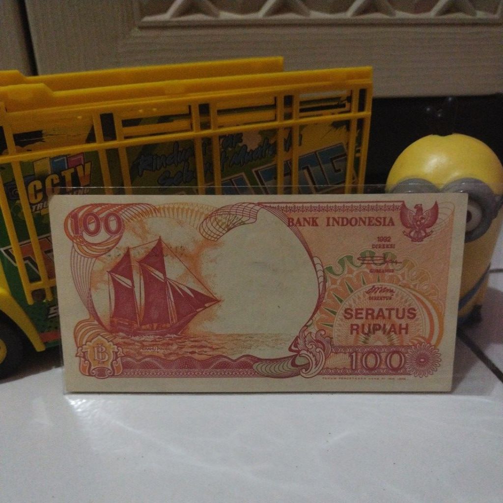 UANG KERTAS KUNO EMISI 1992 PERAHU PINISI RP 100 (SERATUS RUPIAH) ASLI INDONESIA seri X