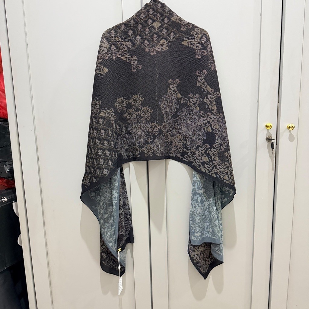 (NEW) BUTTONSCRAVES The Granada Pleated Shawl - Black