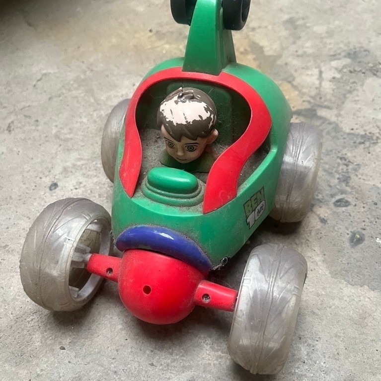 mobil mainan ben 10 (second/bekas)