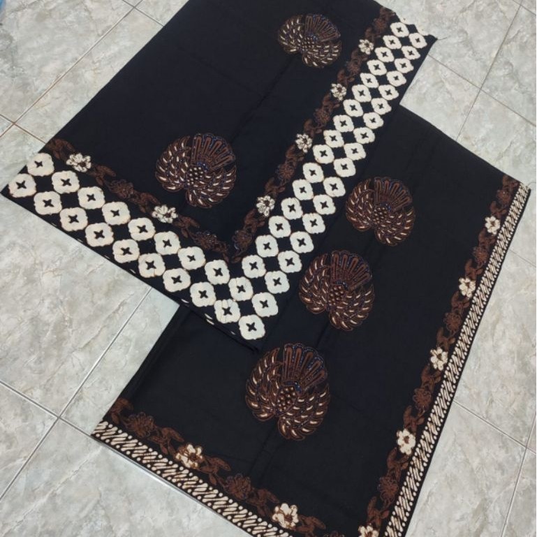 Kain Batik gaya Yogyakarta Motif Hitam Polos Pinggiran 'Gurdha, lung-lungan Bunga - Parang Klithik' 