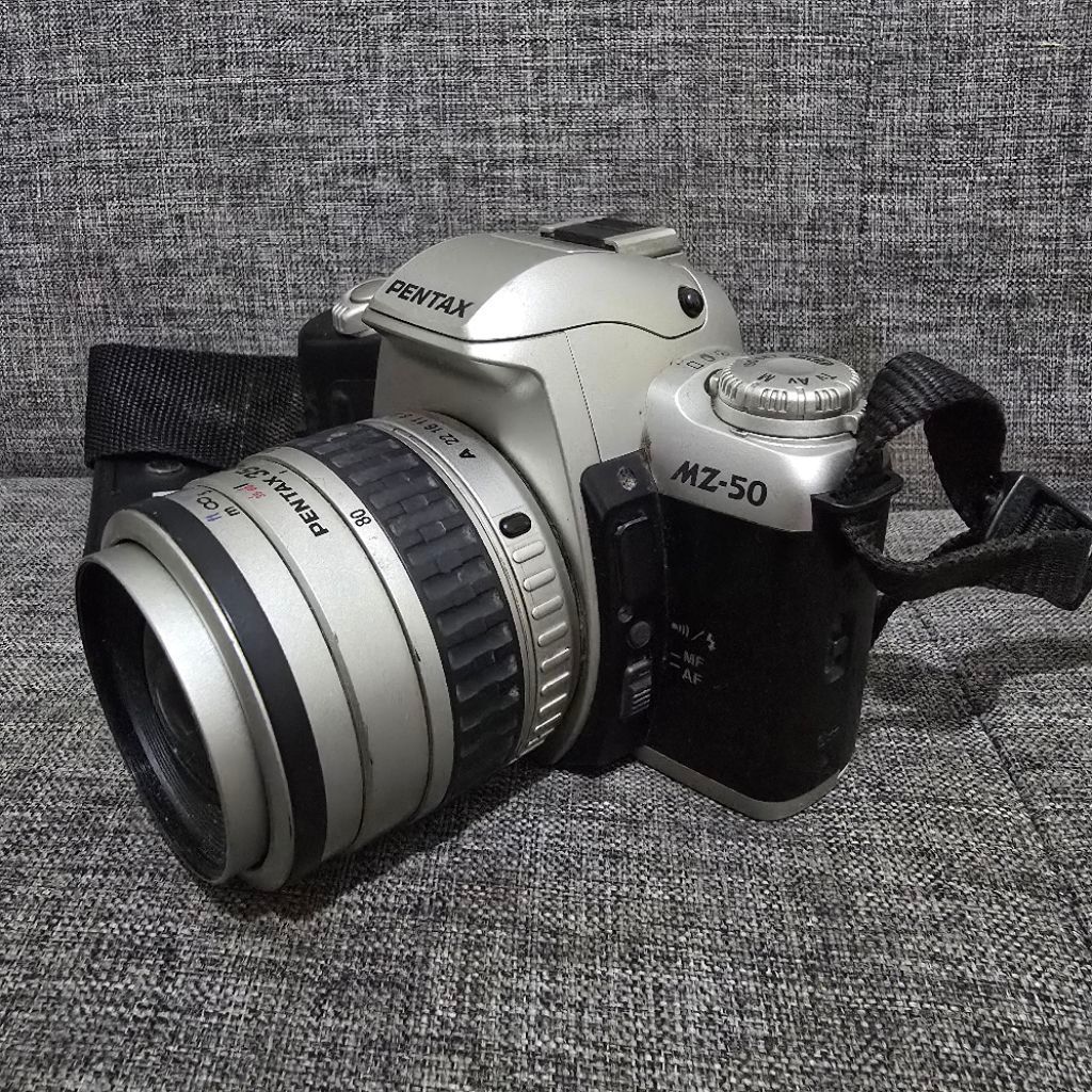 Pentax MZ-50 kamera SLR Film th 1997 with lensa zoom Pentax-F 35-80mm f/4-5.6.