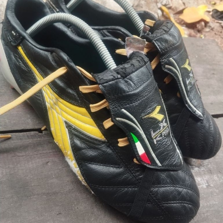sepatu bola Diadora