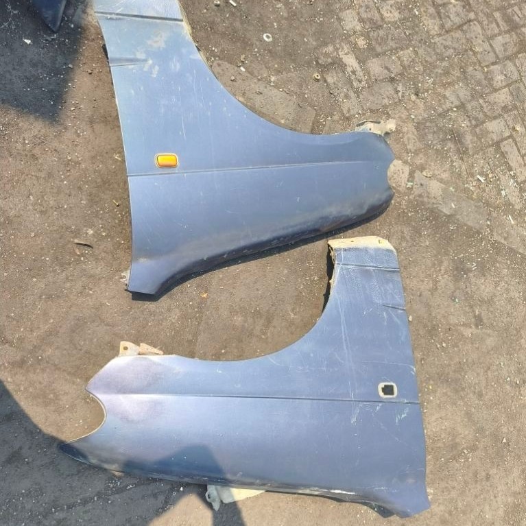 spakbor atau fender sisi kiri copotan original utuh untuk mobil daihatsu taruna