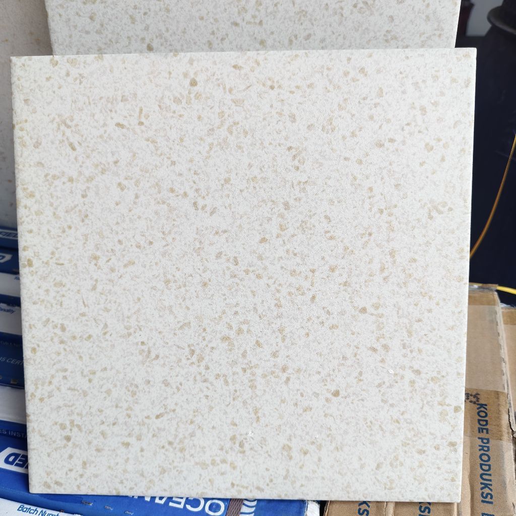 keramik 30x30 motif terazzo bintik cream (kasar)/ keramik lantai kamar mandi/ keramik 30x30 cream ka