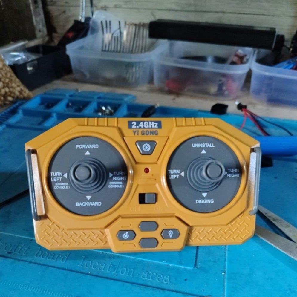 Remot RC Excavator Yigong 11 ch