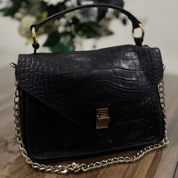 Tas Selempang Wanita Hitam Motif Cincin Ular dengan Pegangan Atas dan Rantai