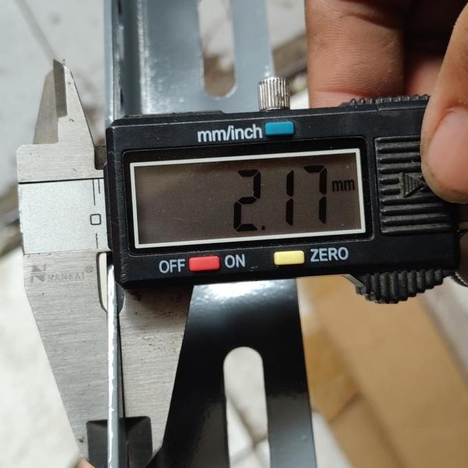 Rak Siku Lubang besi / besi siku lobang (2.1mm) 3 Meter