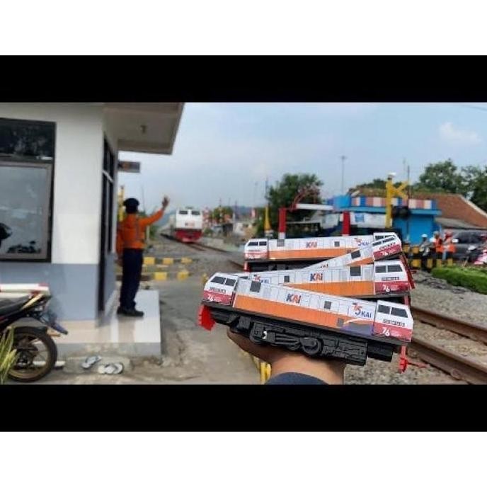 Miniatur Kereta Api Lokomotif cc206 livery HUT RIpakai Mesin bisa