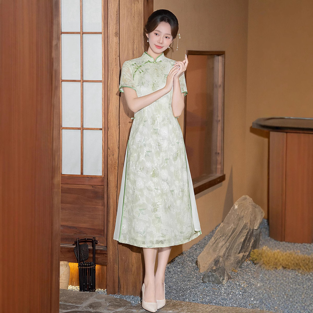 Gaun cheongsam hijau muda gaya Cina baru, gaun wanita ukuran plus yang ditingkatkan