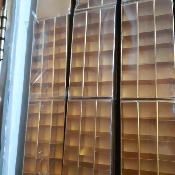 box mika coklat gold sekat 18