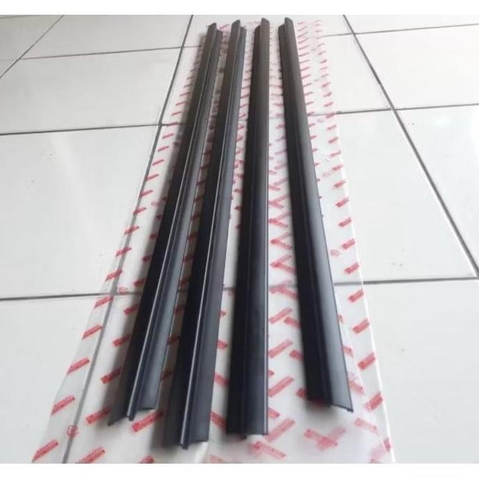 Pelipit Kaca Luar Rush Terios Pelipit Karet Kaca Ruhs Terios 2004- 2016 Hitam