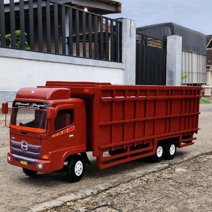 Mobilan truk oleng FUSO Jumbo main truck oleng kayu bisa dinaiki anak