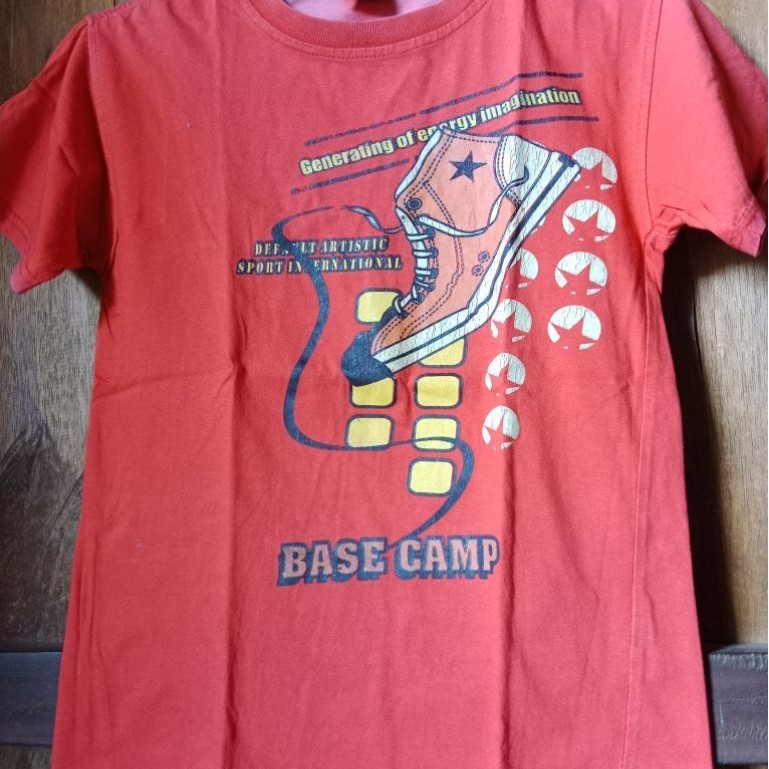 KAOS ANAK-ANAK MERAH MOTIF SEPATU BASE CAMP|DARBOST|PRELOVED LIKE NEW