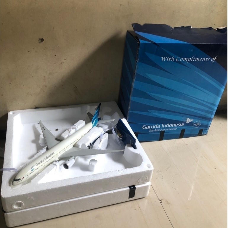 miniatur pesawat terbang garuda indonesia B777 300ER PK GIA