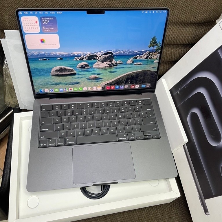 Macbook pro M5 Pro 14-inch ram 16/1TB bekas resmi ibox second mulus original