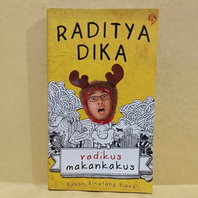 Raditya Dika radikus makan kakus