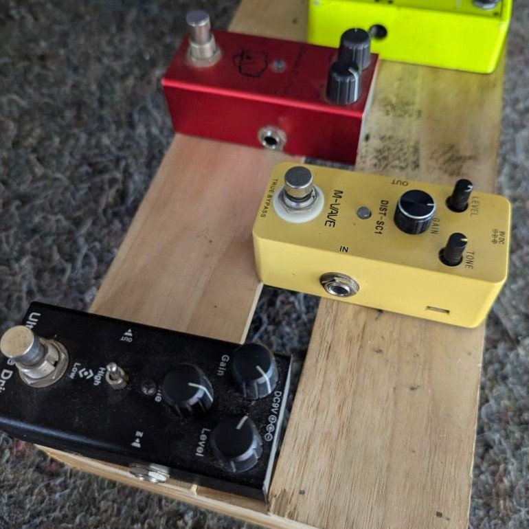 efek gitar delay ,chorus, overDrive , distorsi