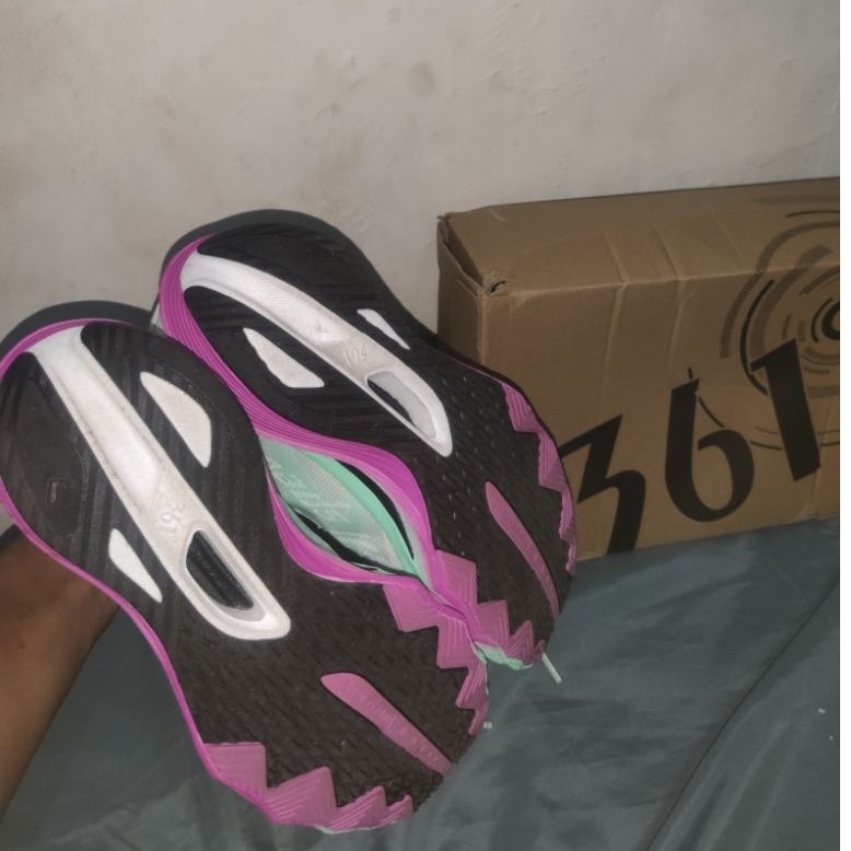 Sepatu lari steed