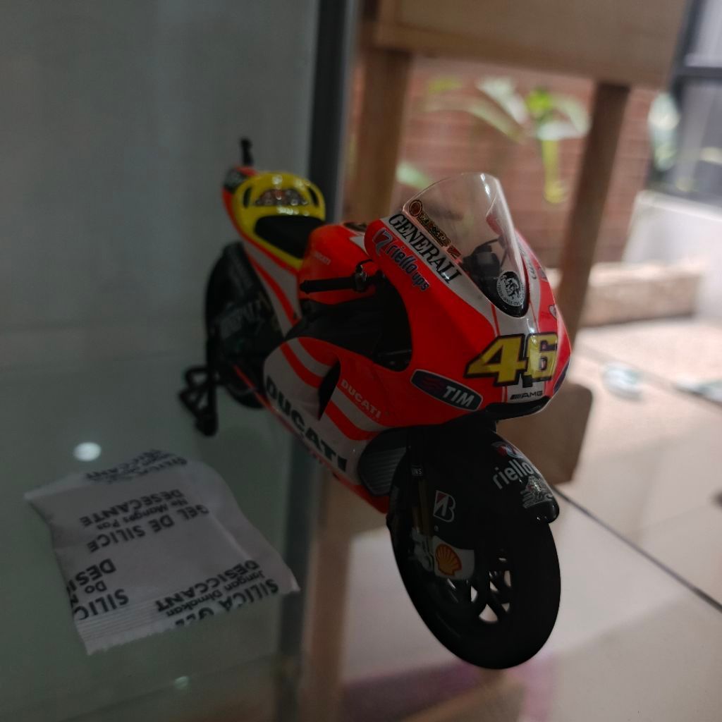 Minichamps Valentino Rossi Ducati 2011 Race Bike 2