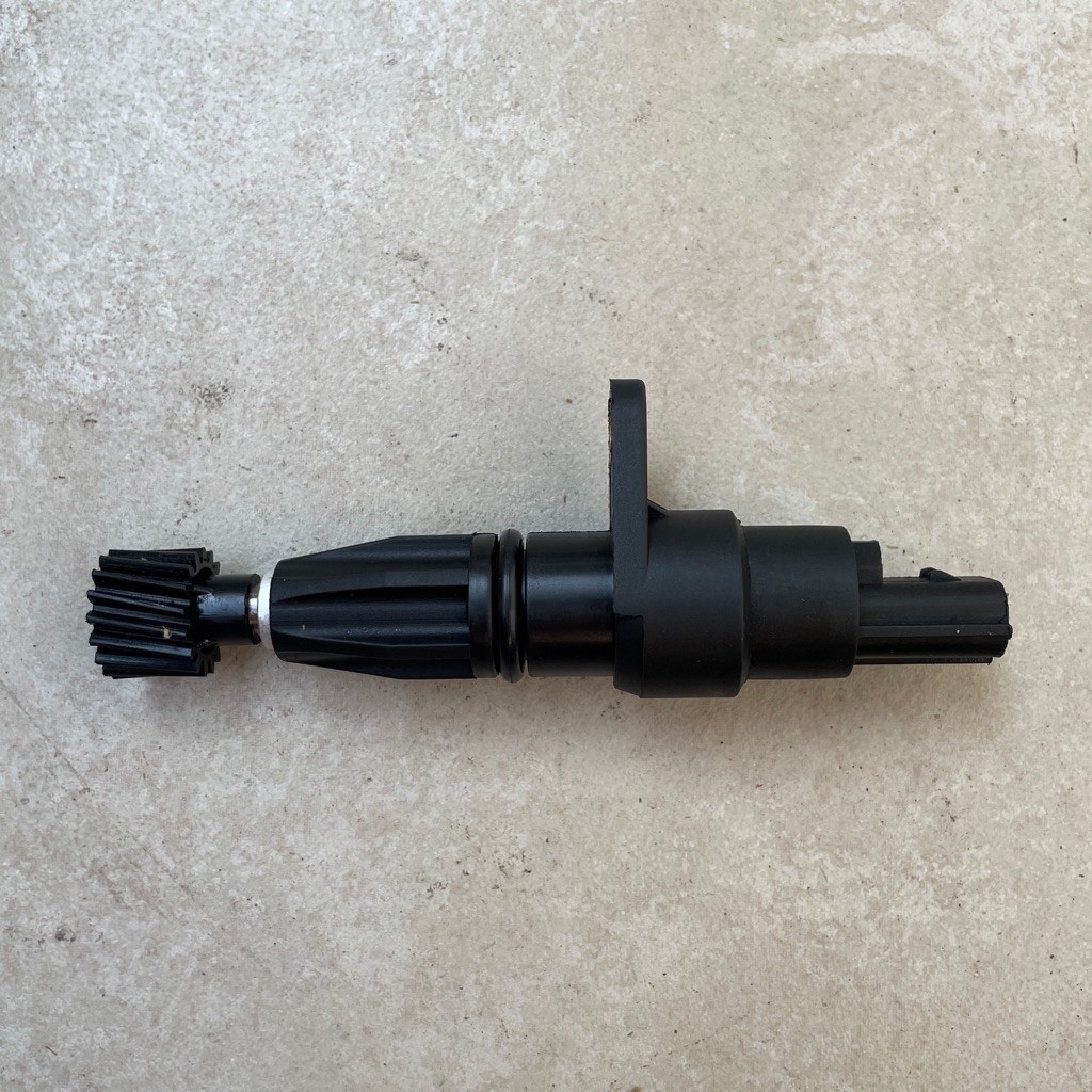 SENSOR VSS SPEEDOMETER KILOMETER SUZUKI BALENO LAMA KOTAK MILLENIUM MANUAL TAIWAN PARTS 26130-60G00-