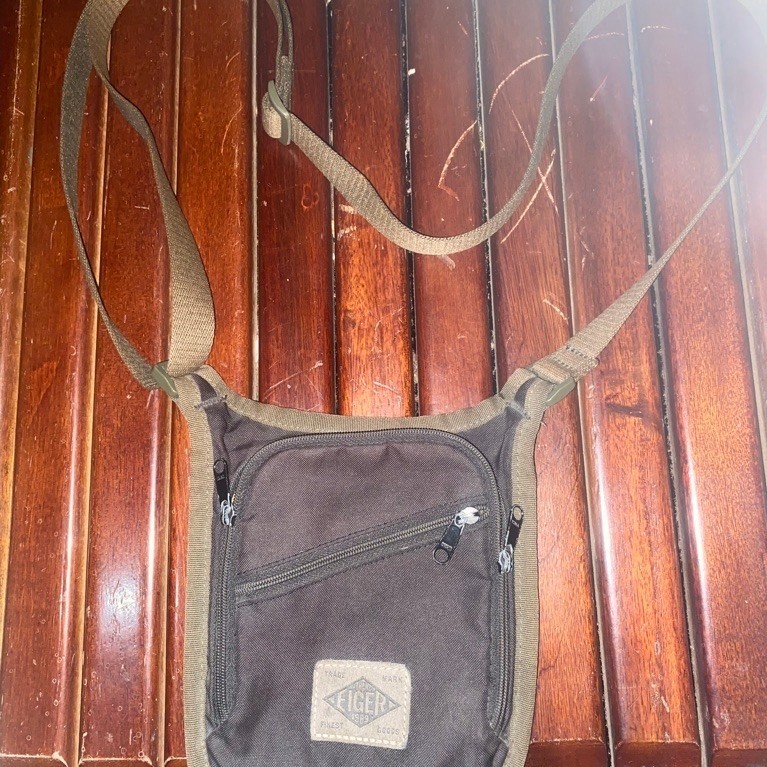 Tas selempang dada EIGER mini dengan tali panjang dan resleting, warna abu-abu