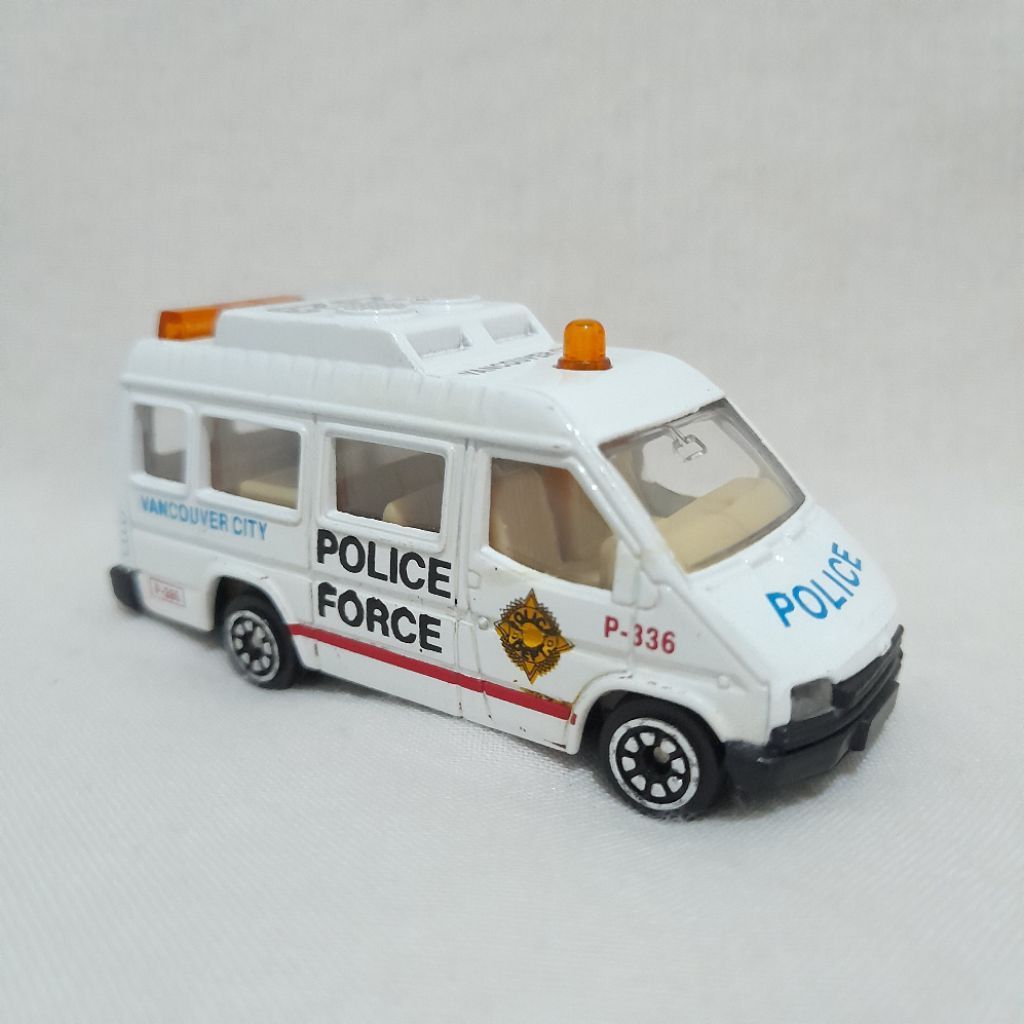 Pioneer Pro Engine Street Machine - Police Force P-336 Vancouver City Skala 1:64 Diecast Metal with 