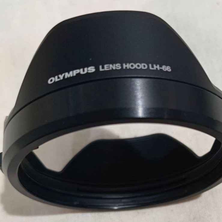 lens hood LH-66 cocok untuk lensa Olympus M Zuiko Digital ED 12-40 mm f2.8  PRO. kondisi bekas, mulu