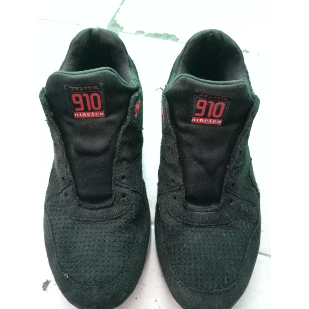 sepatu nineteen