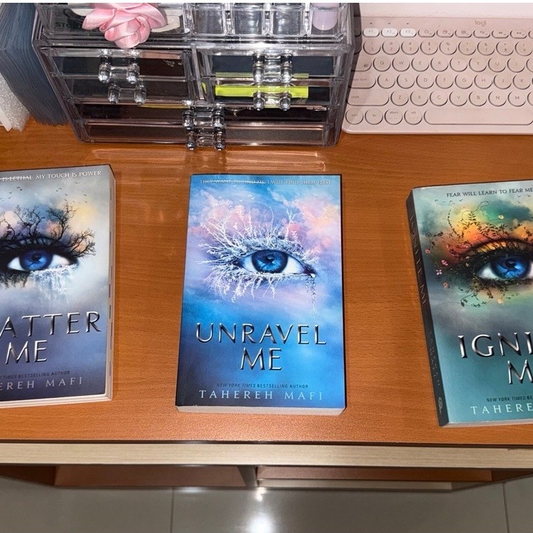 PRELOVED SHATTER ME ORIGINAL