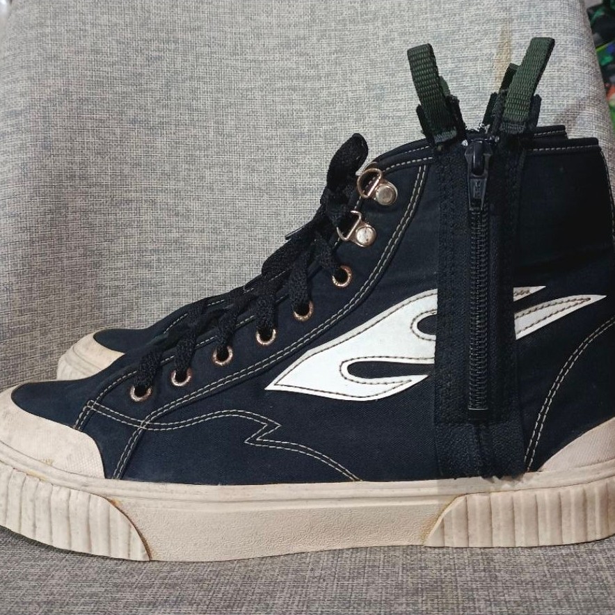 Sepatu Elfamous size 43
