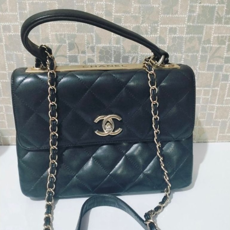 Tas Selempang Wanita CHANEL Quilted Hitam dengan Rantai dan Handle Atas