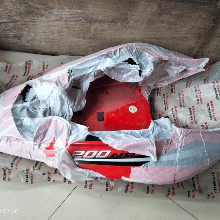 body belakang Kawasaki Pulsar 200NS original BARU